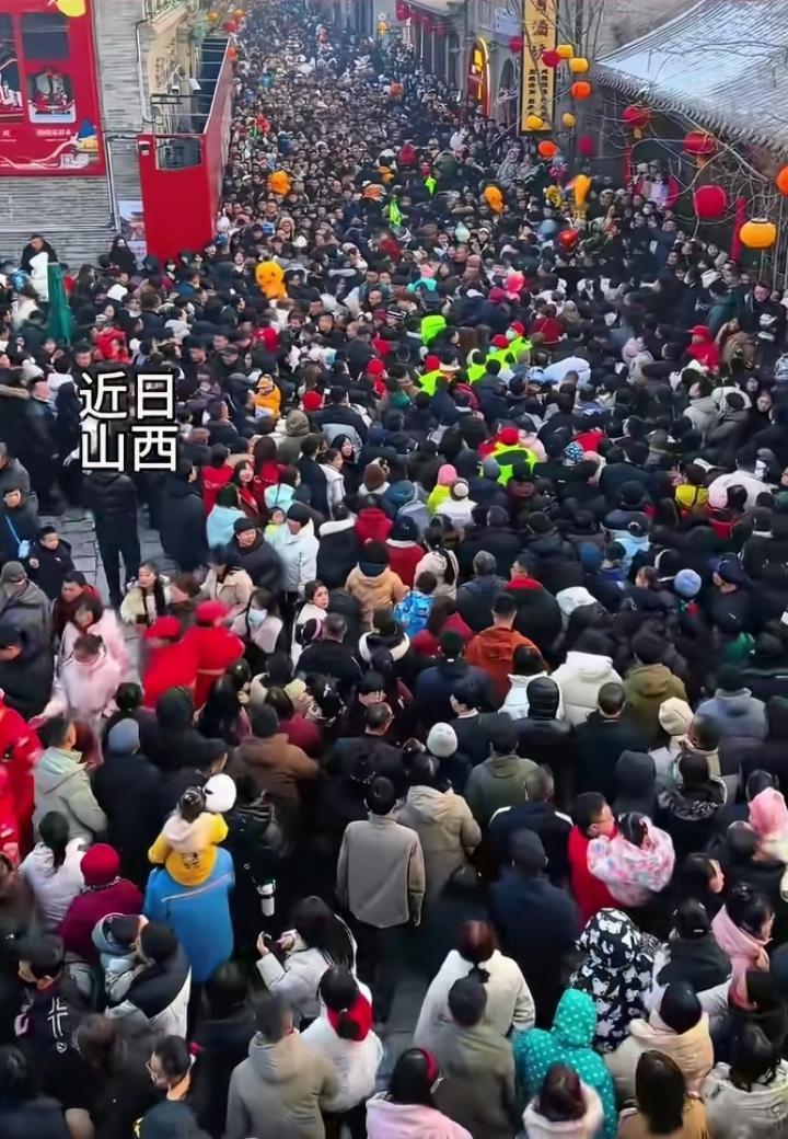 最近山西直接人从众模式拉满！五台山迎财神凌晨排长队，大同、太原古县城到处挤不动，