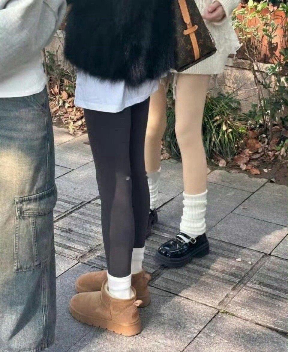 像这种将裤腿隐于袜内，这究竟是怎样一番别致风尚？？？？​​​