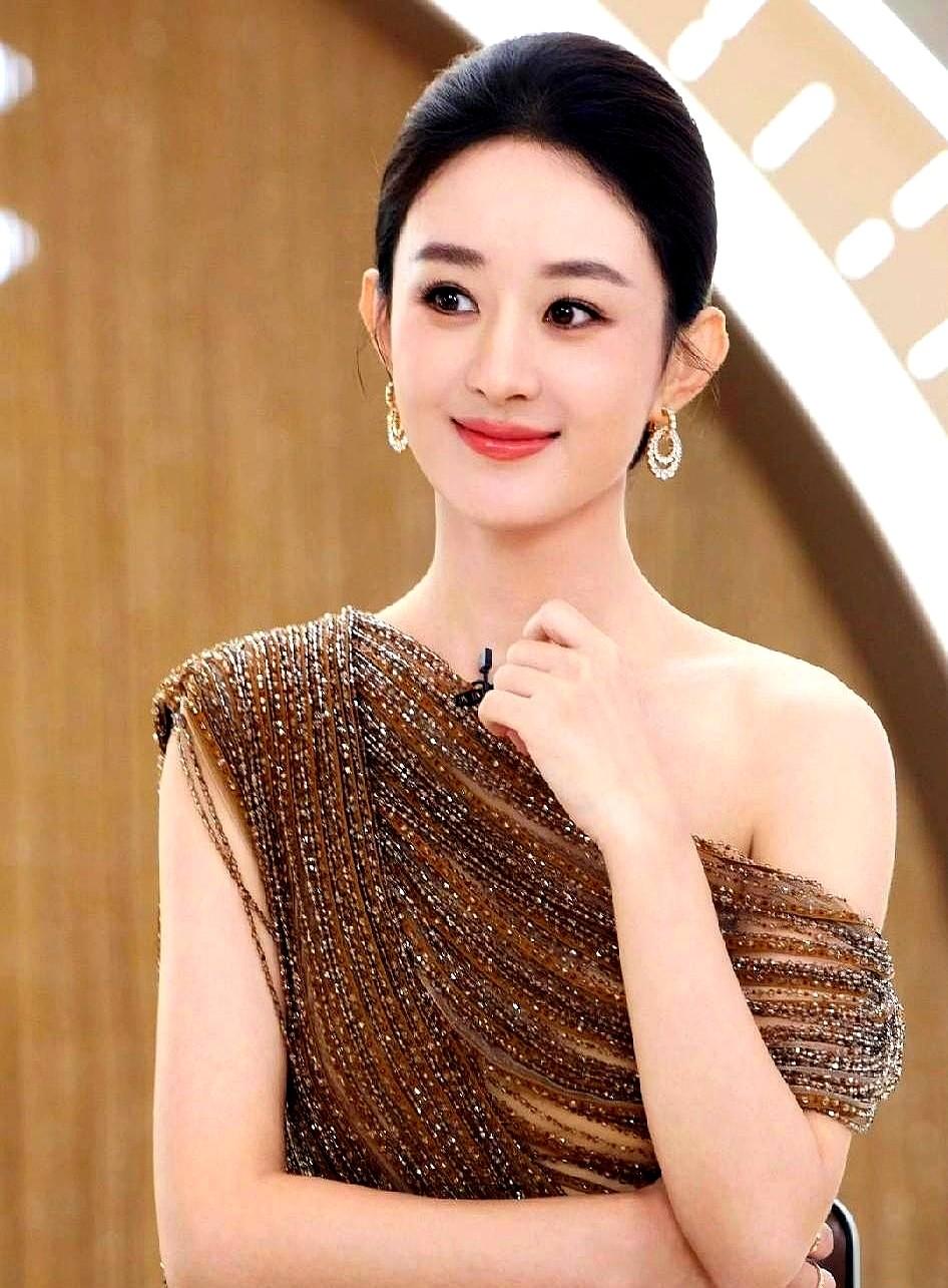 赵丽颖这波操作也太懂“用细节说话”了吧！现在网上吵翻了——有人说她是明着给辛