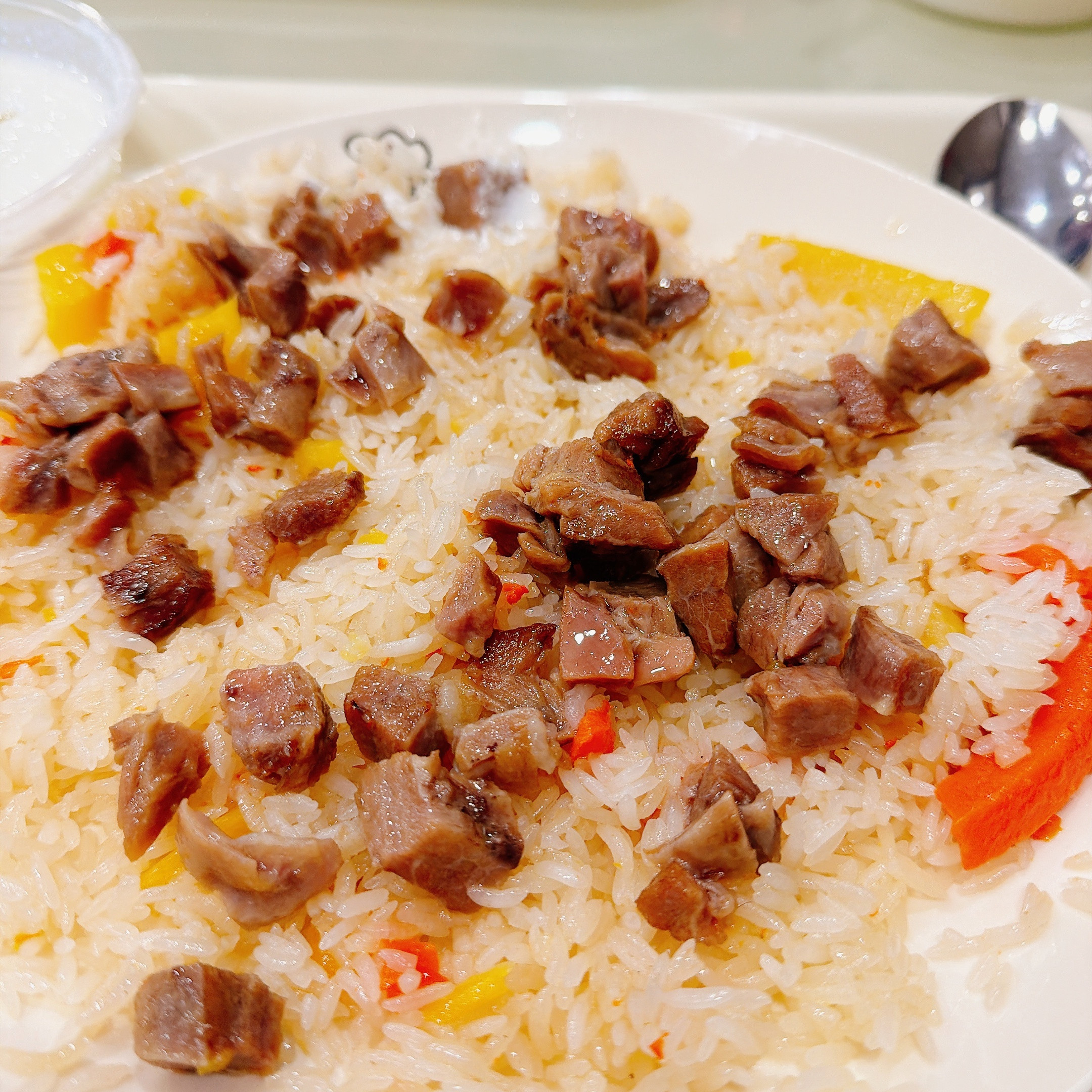 大家看看，咱们这个老哈密手抓饭，地不地道？哈密