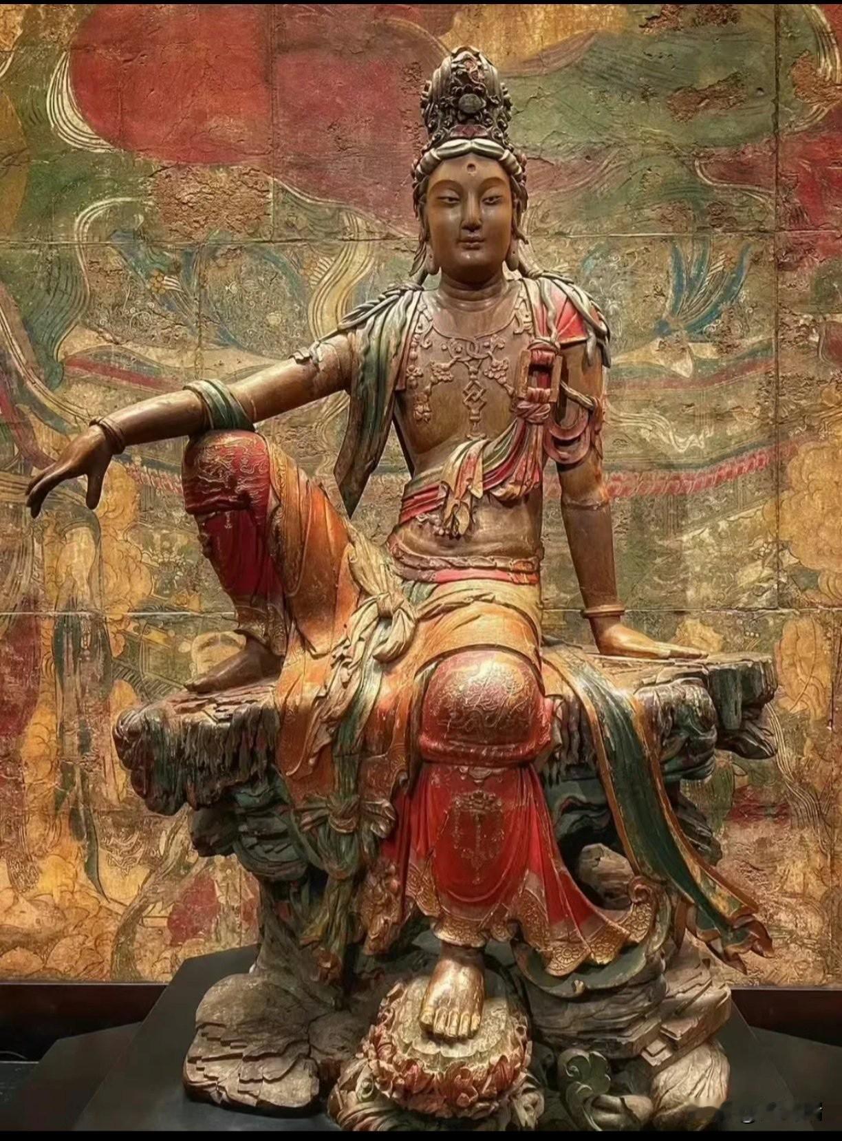 这尊精美的彩绘木雕是辽代（907-1125年）的《水月观音像》，目前收藏于美国纳