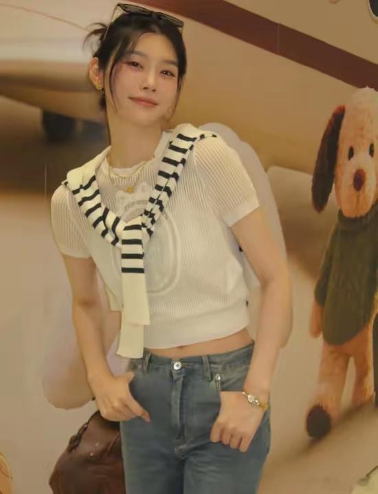 奚梦瑶比梁洛施只大8个月15天，孩子也生了两个，身上满满的少女感，梁洛施却是满满