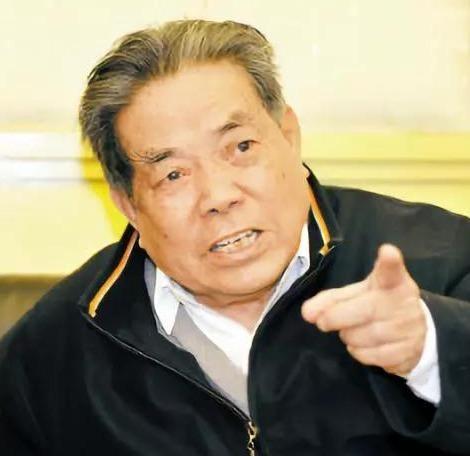 1982年，100列火车载着20000名基建工程兵到深圳建设特区，住进了破烂茅屋