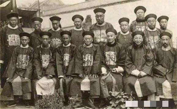 清政府当年为什么拒绝工业化？满清政府当年有个死穴，始终无法解决：中国强大了，那就