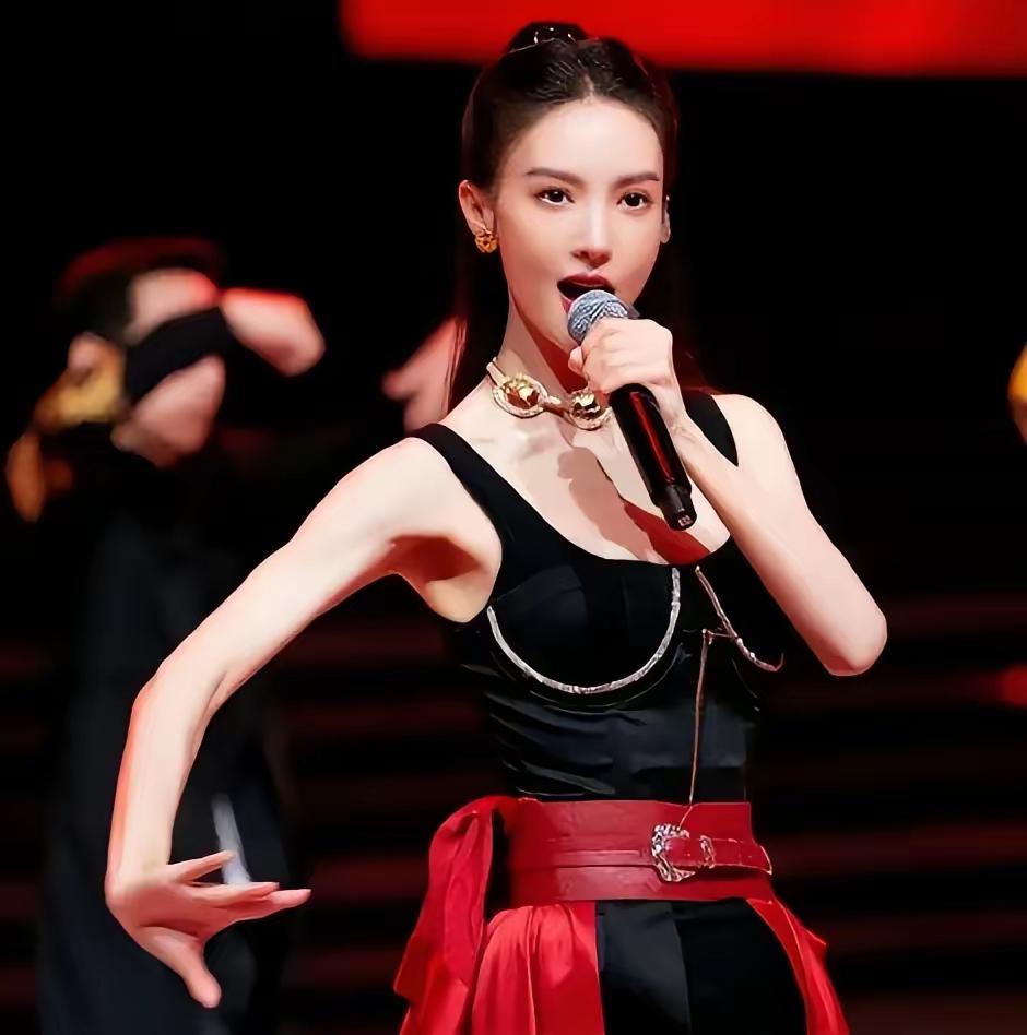 这样一来，金晨没事了，完全是助理一人的问题。金晨受伤了，嘴上流血了，当然是第一时