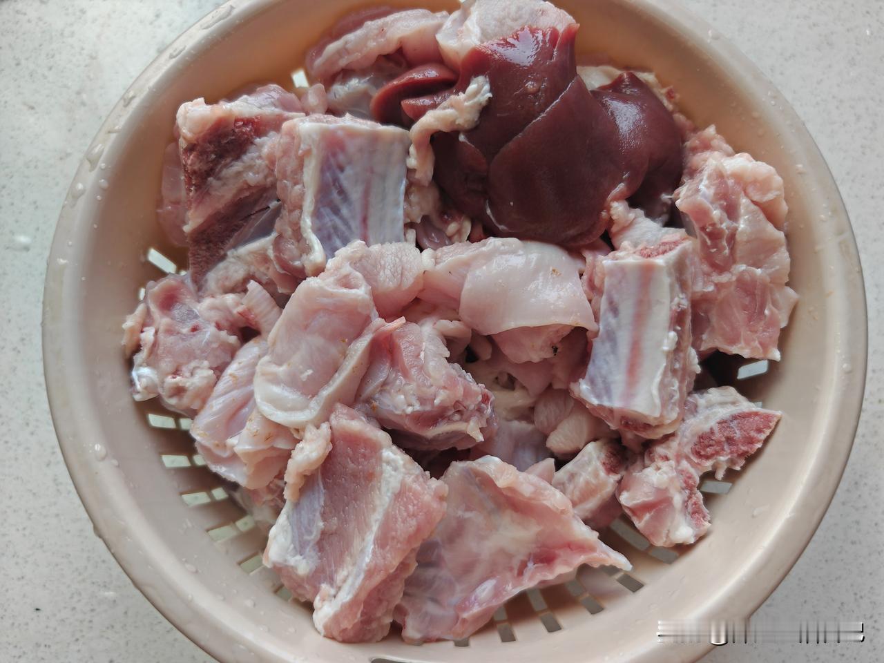 午餐晚餐分享～昨天上午老公给送来一些排骨，一整个杀好的兔子肉，他把两样肉分开两