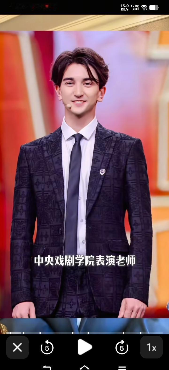 风口浪尖上，林傲霏说的那个人，全校都在等他开口。他叫依克桑，中戏表演系讲师。