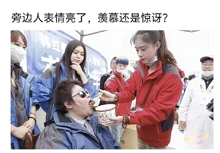 韩大善人做慈善忙的都腾不手吃饭了？真是让人感动。[呲牙笑]