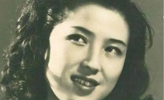 1922年，54岁的黄金荣如愿迎娶24岁的露兰春。新婚夜，黄金荣迫不及待地想要洞