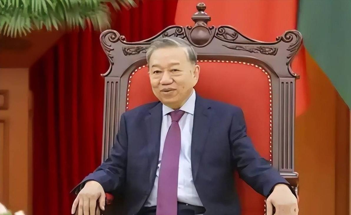 想象一下这个画面：专机机舱里，一群随行人员只能站着，唯独一个还没挤进核心圈子的中