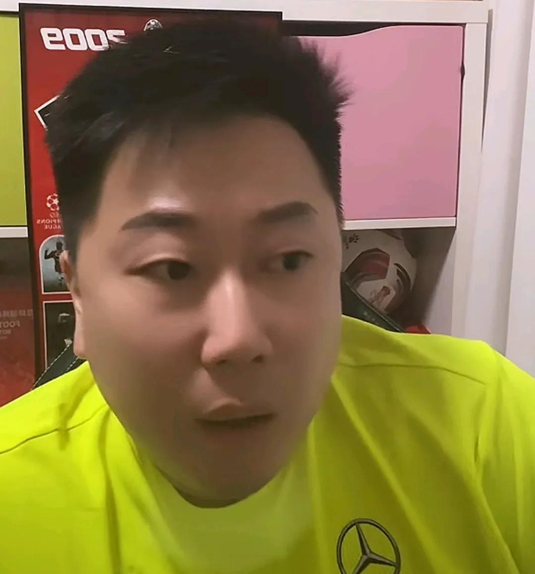 媒体人李宝库批评了北京国安队前锋林良铭，认为他就是纯养生踢法。在直播中，李宝库