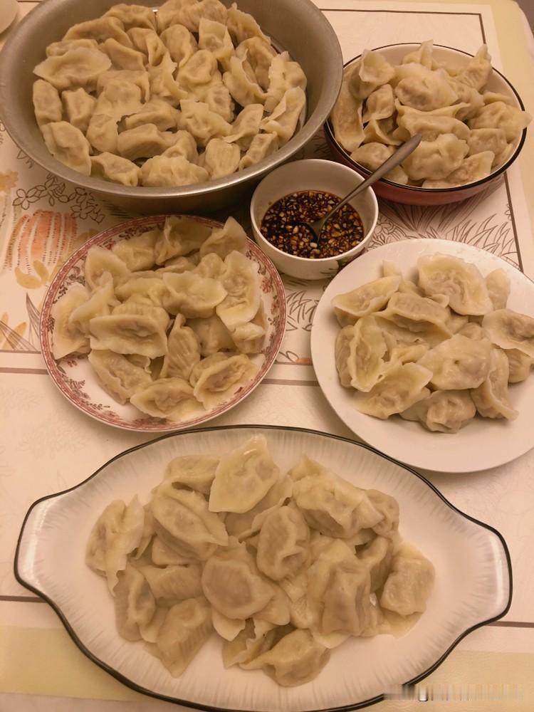 昨天包的饺子有点太多了，煮了三锅。家里人都挺喜欢吃饺子，所以我们家隔三差五的