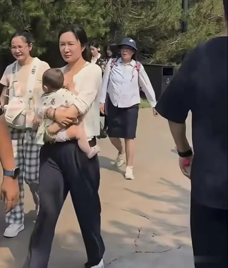 和张纪中导演相差31岁的小娇妻杜星霖，今日被拍到和张导一起游玩。见她怀里抱着