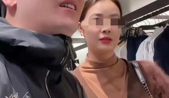 6800块的裙子，问个价都能被瞧不起？这对夫妻的遭遇，看得人心里堵得慌。夫妻俩