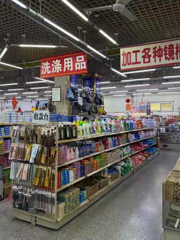 咋回事！2026年，年轻人为什么爱上“过时”的国营商场现在越来越多年轻人不