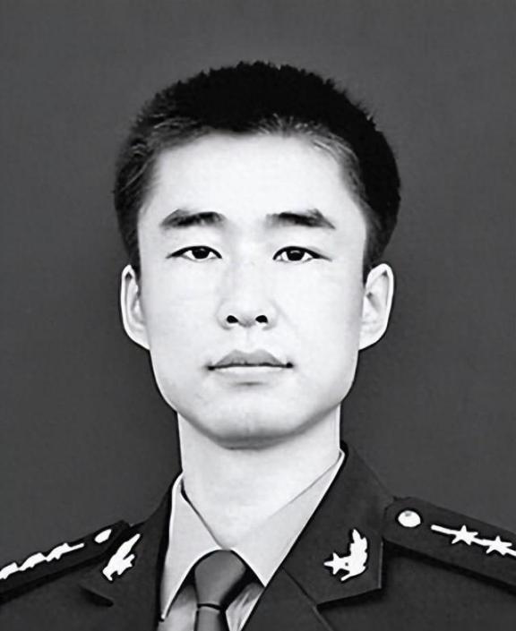 2012年，山东一名军人请假回家，但迟迟不见归队，上级领导打过去电话询问，三岁的