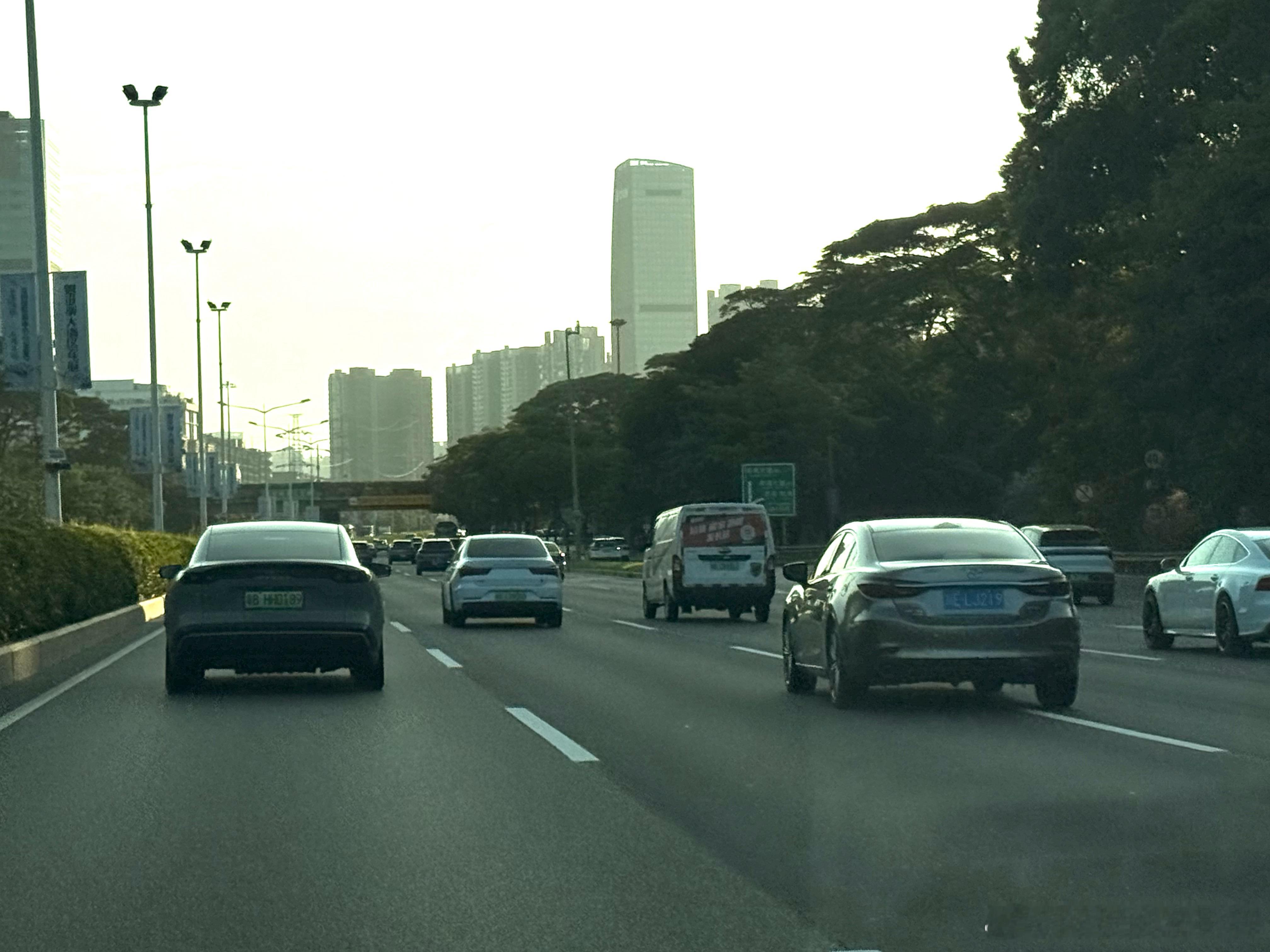 路上见到两台相差10年上市的马自达EZ-6&阿特兹在当下路上能见到两台马自达