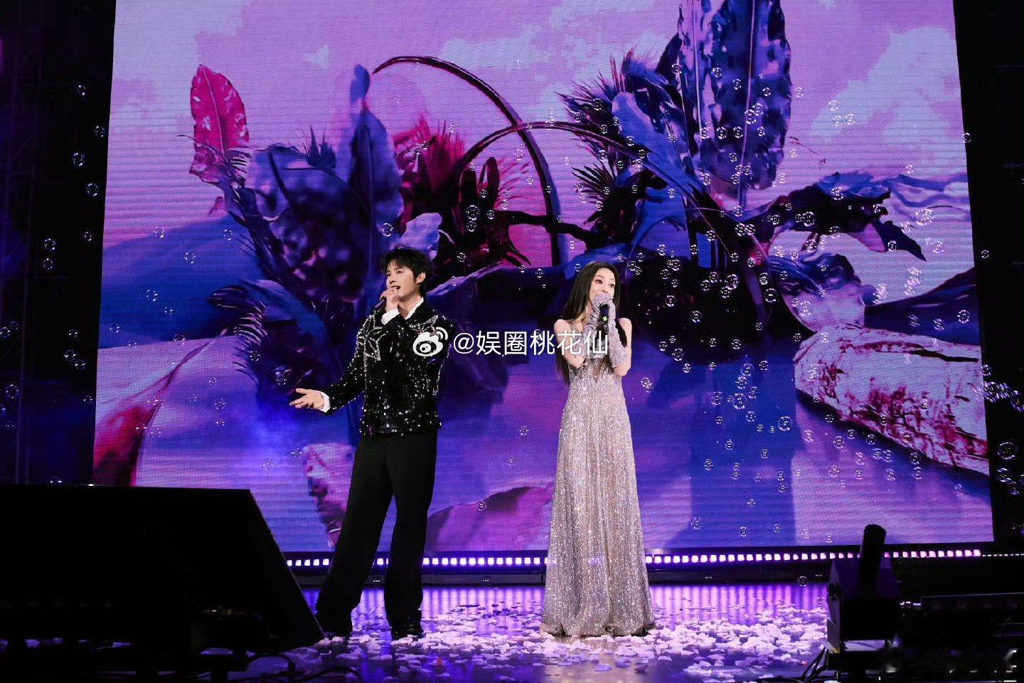 彭小苒浪漫疯子彭小苒的浪漫是骨子里的赤诚：生日会不售票、自费备伴手礼、连唱8