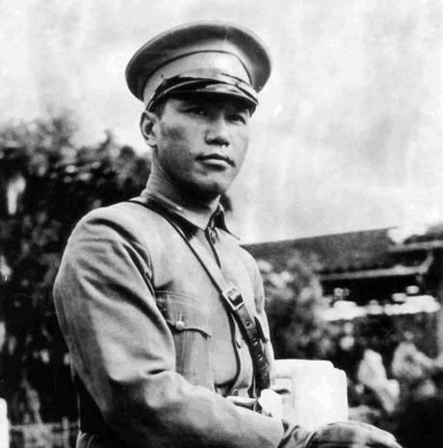 1927年8月13日，下野的蒋介石乘火车离开南京。临走时，送行的人很少，白崇禧、