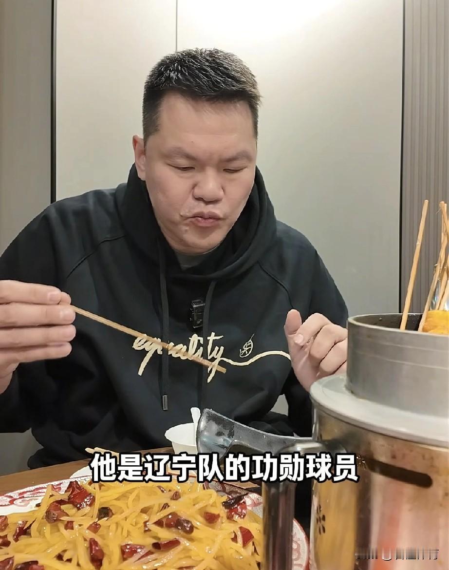 这就是做人的差距吧？同为球队名宿，朱芳雨谈到韩德君时，都是夸奖的话，而贺天举现在