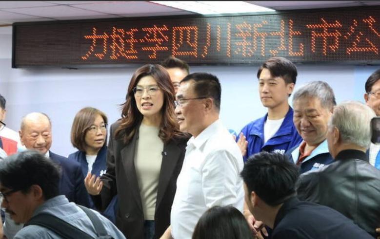 郑丽文打脸来得太快！郑丽文自夸“票房爆表”话音未落，新北蓝营议员蔡淑君、刘美芳公