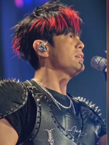 我朋友去了周杰伦杭州演唱会回来跟我说，以后可以不用花钱抢票了现场跟想象的完全