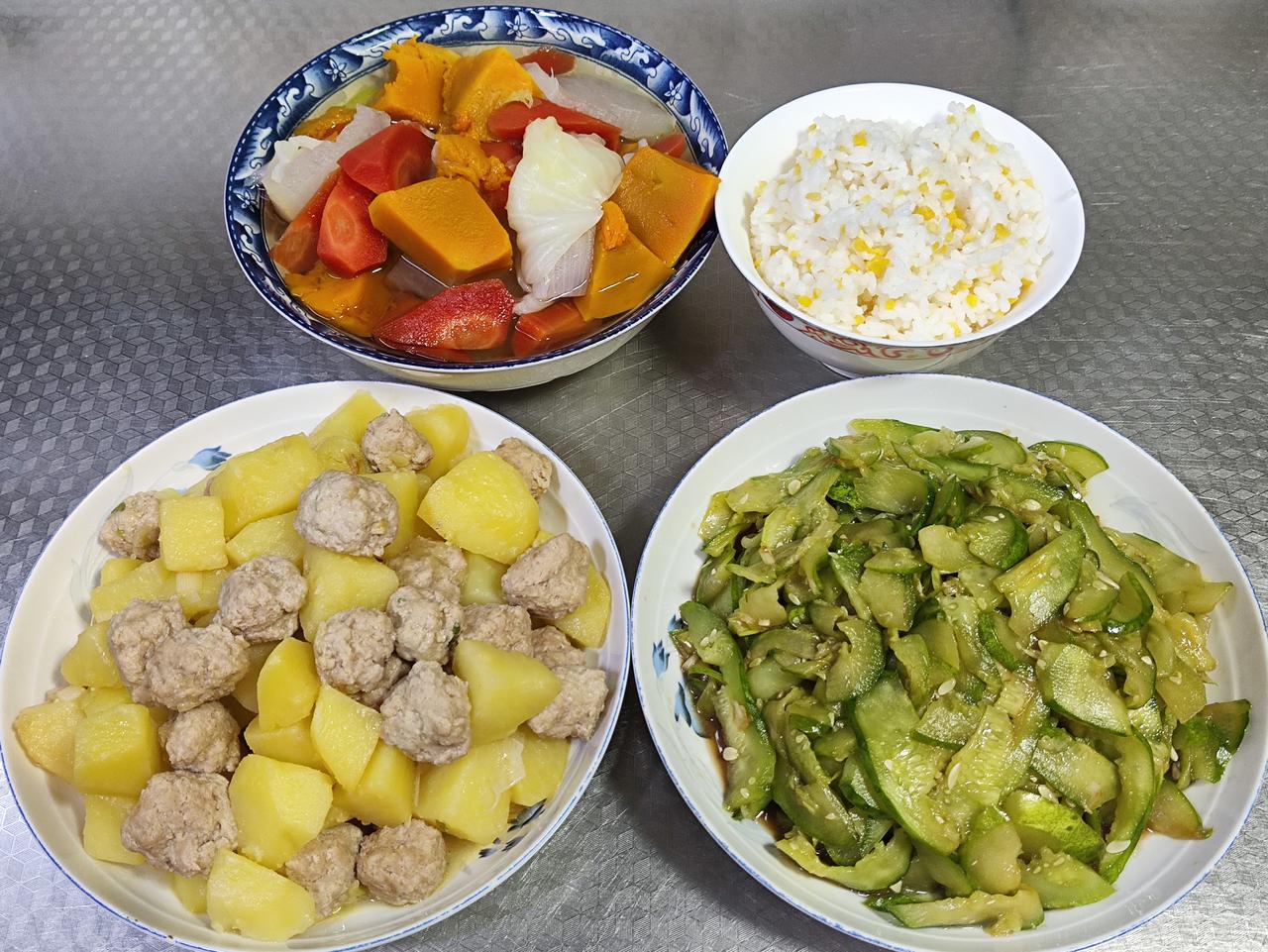 5月31日午餐分享来啦！今日家常菜营养十足，土豆烧丸子软糯入味，丸子扎实鲜香；