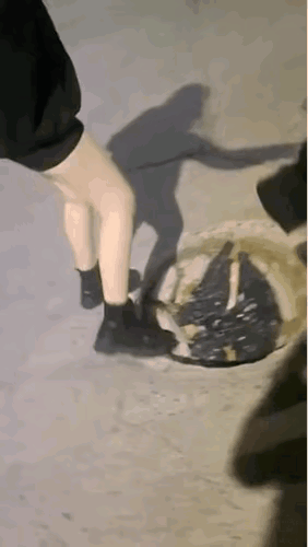 看到他掉了下去，我不厚道地笑了。小两口和一个没盖的窨井杠上了。女的把一袋垃圾