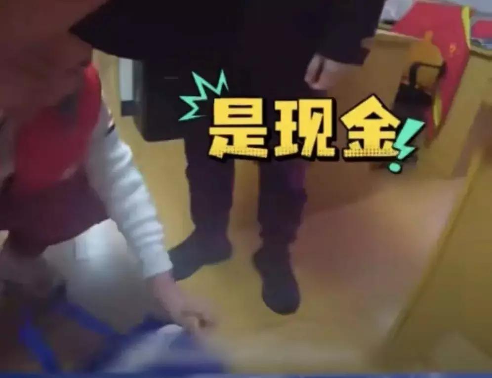 上海浦东王家宅小区出了件奇事。3月31日下午，环卫工在垃圾站附近清理时，发现个沉