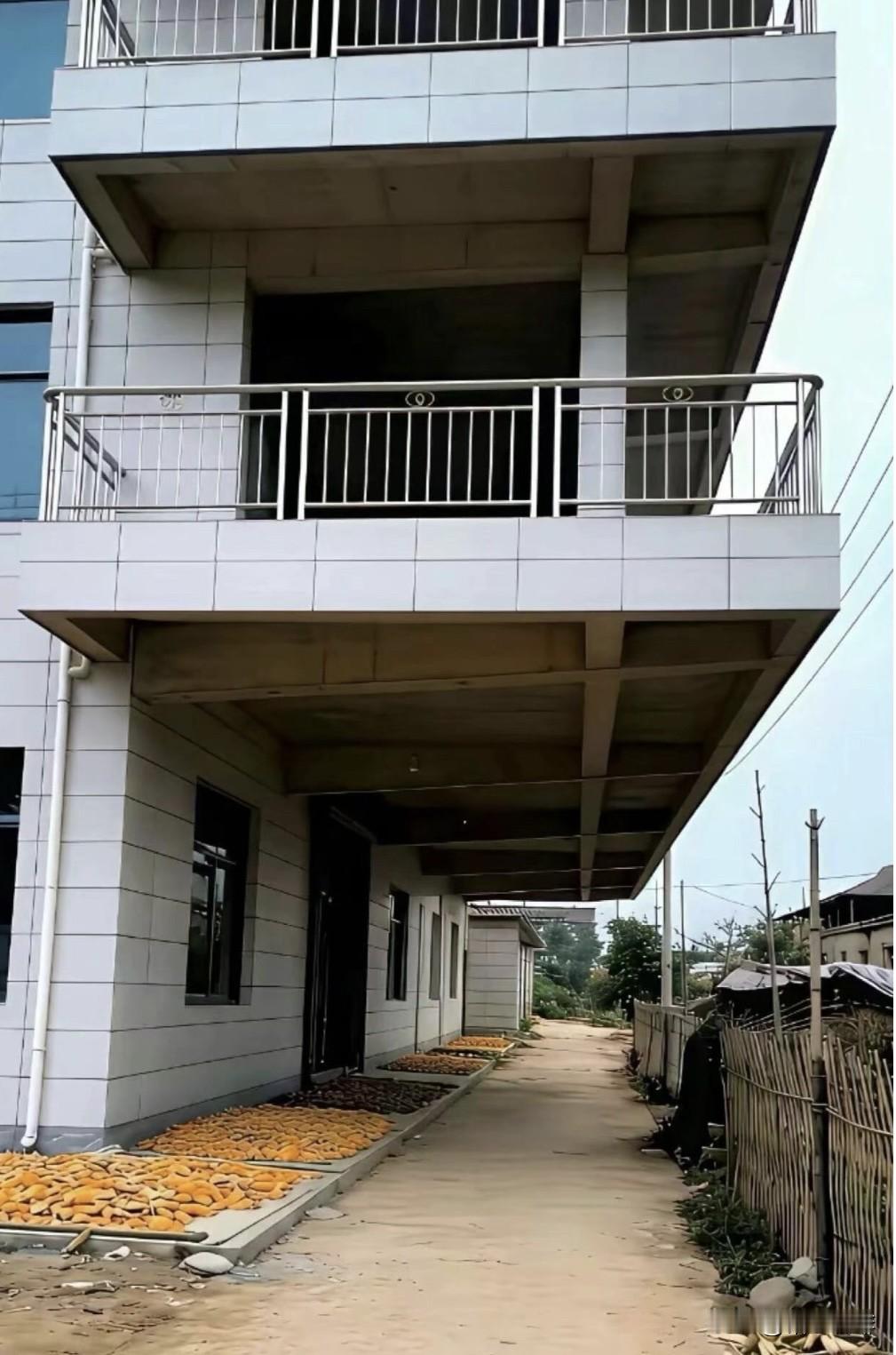 不得不说，主人家真聪明，地方不够大，向天借地几十平方。挑出来这么宽的空间，