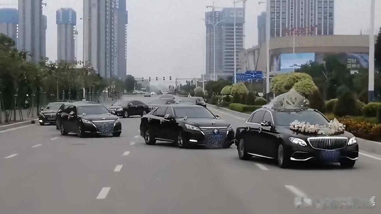 广东茂名10辆婚车占据4车道走S形缓行?官方回应:已通知全部婚车驾驶员来交警队