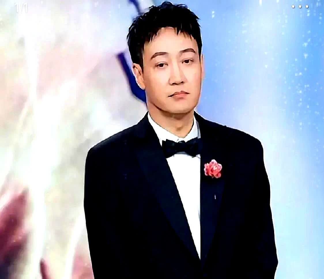 终于知道了北影节开幕式上的辛柏青被孤立的原因了，当时8位主演走红毯，辛柏青孤零零