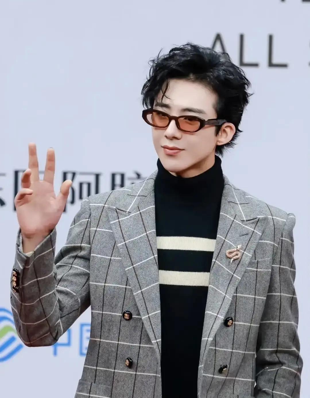 刘宇宁在星光大赏一晚上换了三套衣服，银灰亮面西装、黑钻皮夹克、街头混搭轮着来，灯