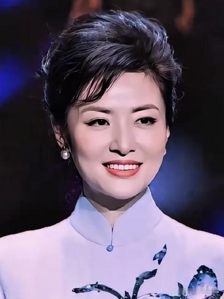 周涛温婉端庄，岁月沉淀出高雅气质。她不仅是惊艳时光的国民女神，更是从容笃定的追梦