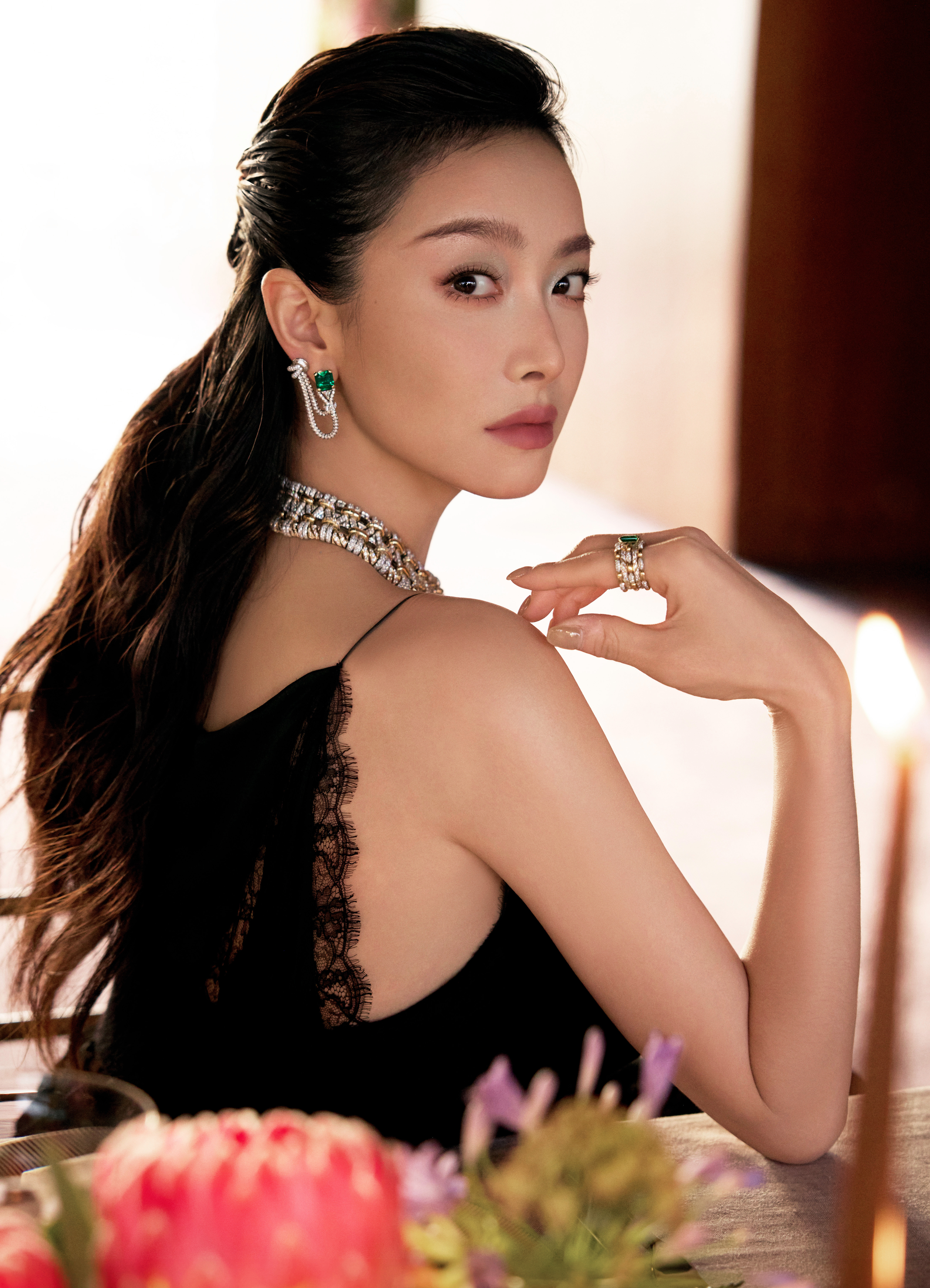 宋茜暮色星芒，辉映非凡艺境，以自信之姿诠释灵动美学。​​​