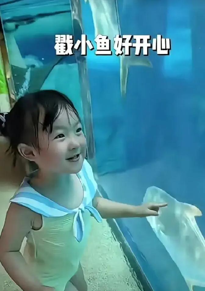 闪闪三岁就能赚钱养家，靠一张圆脸在镜头前晃两圈，商家就抢着塞钱。中国国际时装周