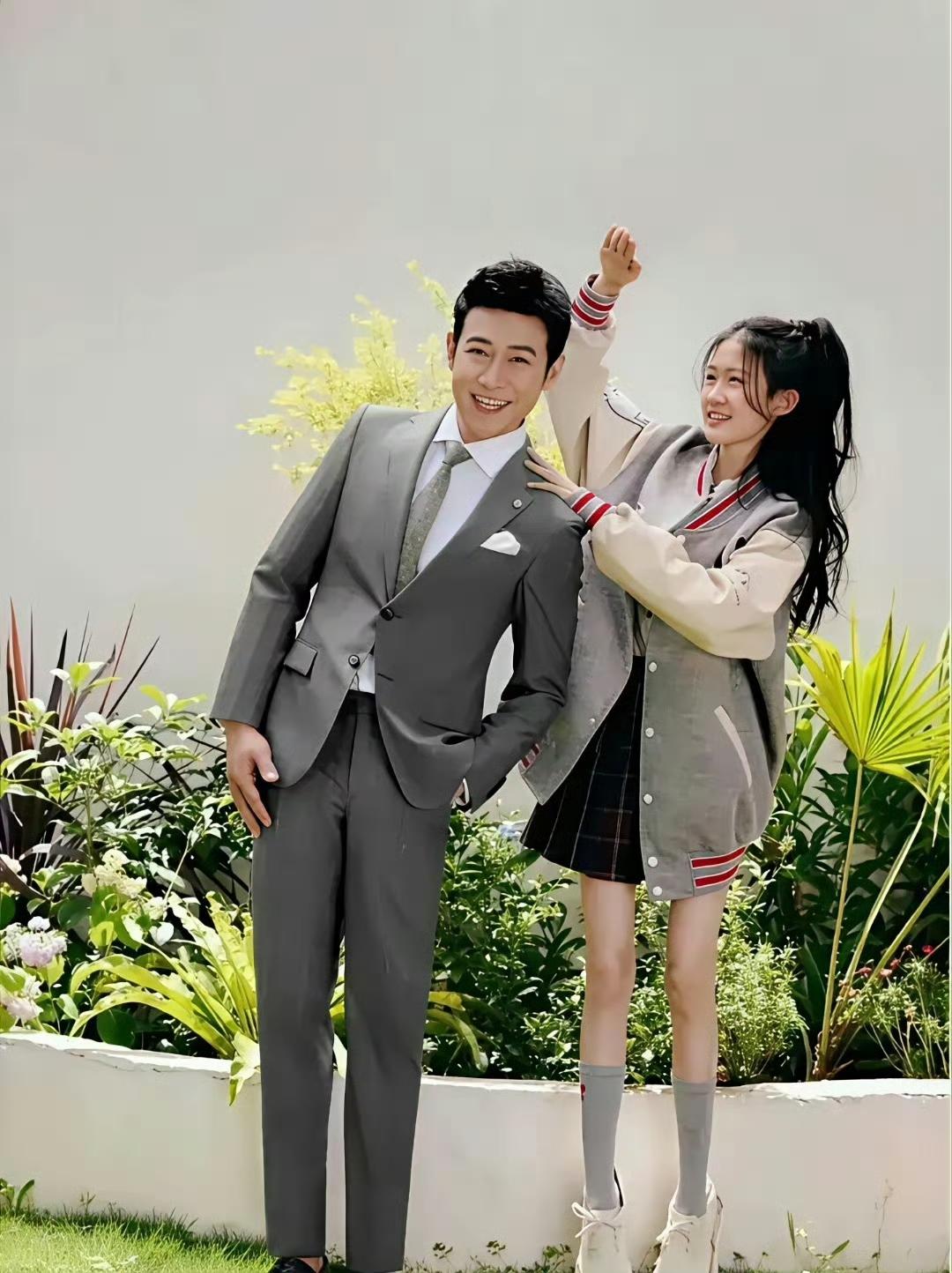 陆毅和他的女儿简直是一个模子刻出来的，五官轮廓和神态气质都如出一辙，让人不禁感叹