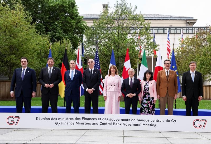 欧洲盟友都气炸了！欧盟天天催着美国恢复全面制裁，结果贝森特转头就延长了豁免，还把