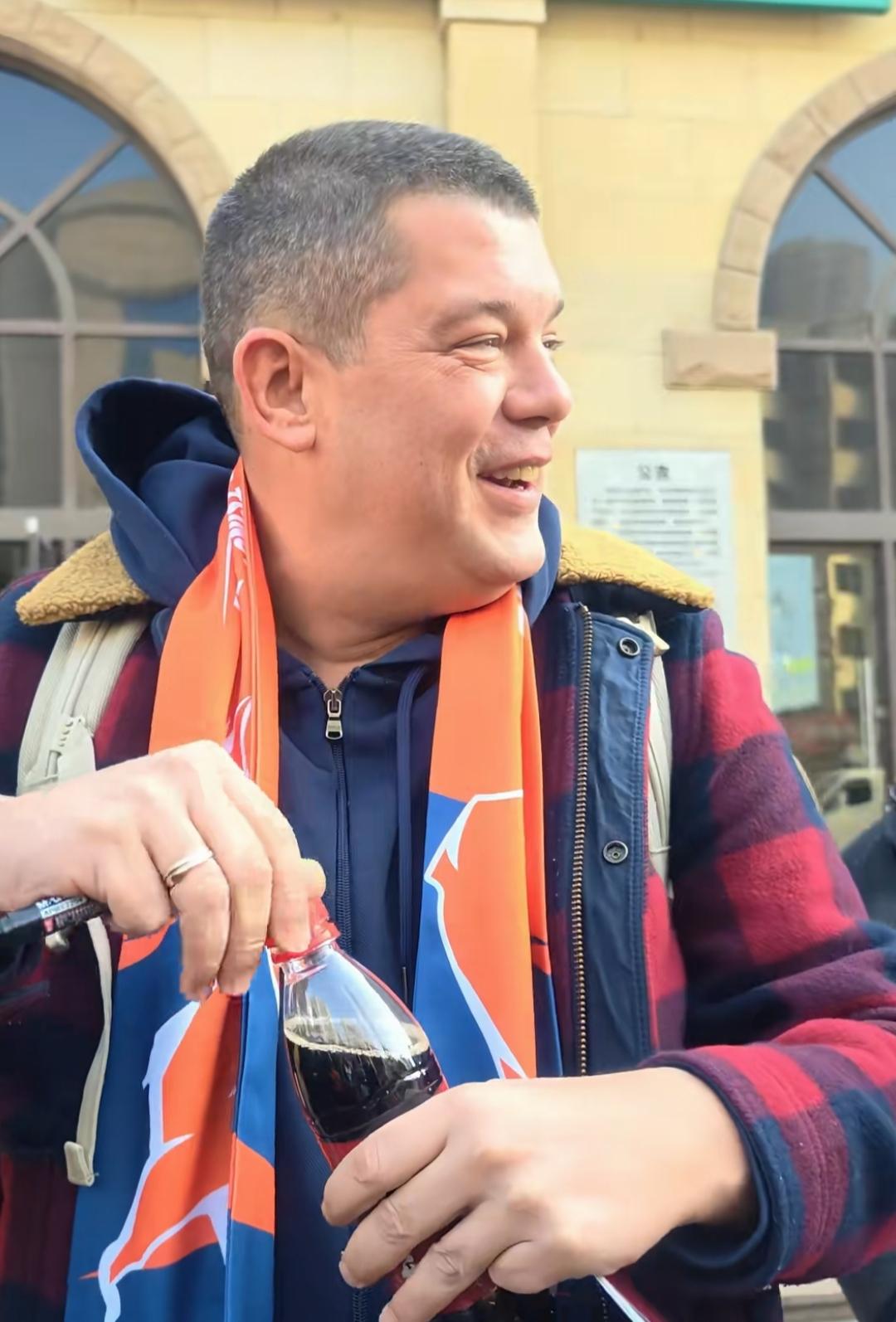 刚下飞机就先来瓶可乐！据《青岛日报》记者孙飞报道，青岛海牛新帅米兰·里斯蒂奇乘