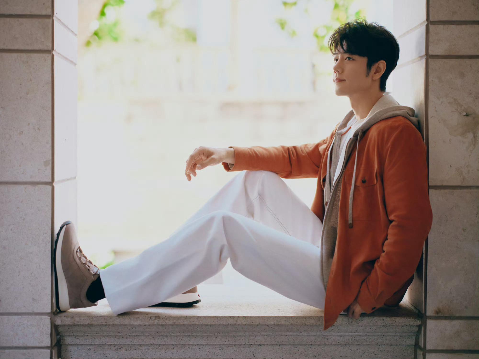 肖战澳门品牌活动线下造型出图！好温暖的好有冬日暖阳的氛围！状态也是青春气息满满！