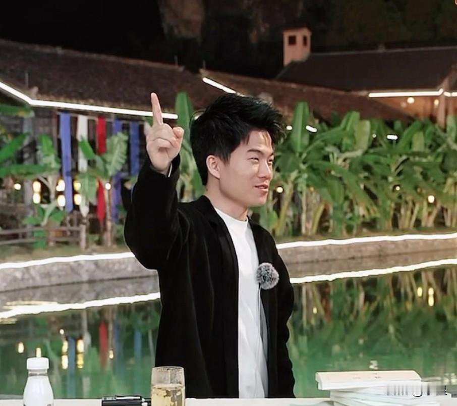 这一次董宇辉还是没出手已有8家知名媒体为董宇辉发声痛斥那些恶意煽动搞对立的人