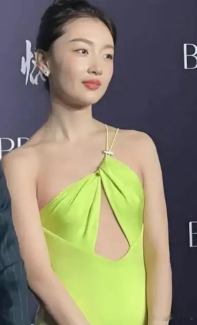 好好的礼服，非要挖个洞，这样穿好看吗？这是时尚还是辣眼呢？评论区告诉我？