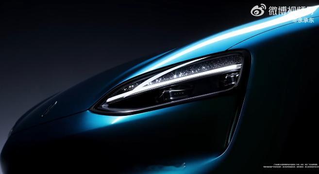 问界M6实车终于来了，没想到竟然这么“闪”。车头和车尾的大灯都有钻石一样的璀璨闪