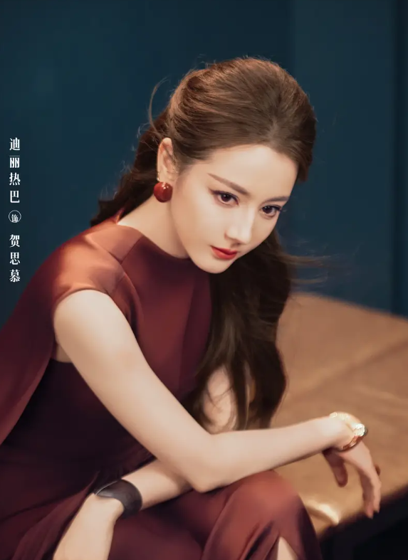 迪丽热巴穿长裙优雅明媚