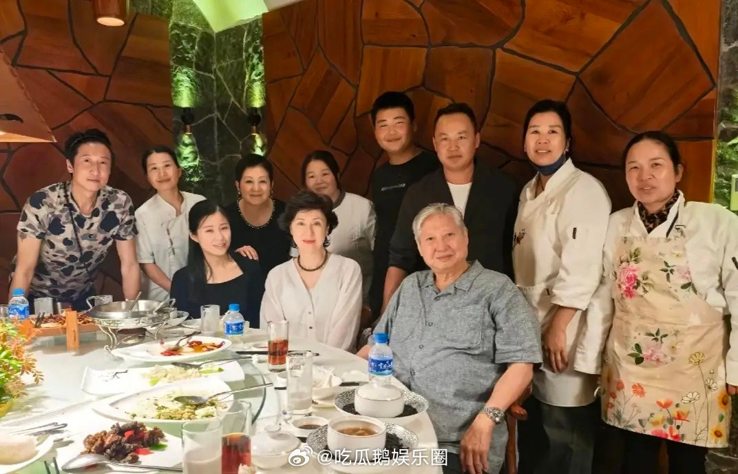 75岁洪金宝和家人到云南旅游，老婆高丽虹打扮贵气，皮肤白到发光！​​​