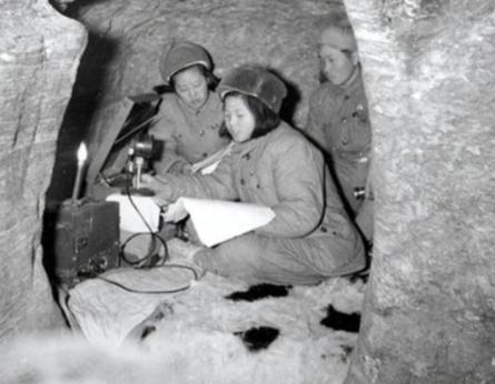 1951年，抗美援朝战场，五位女志愿军战士被美军堵在山洞，她们选择投降。谁知，美