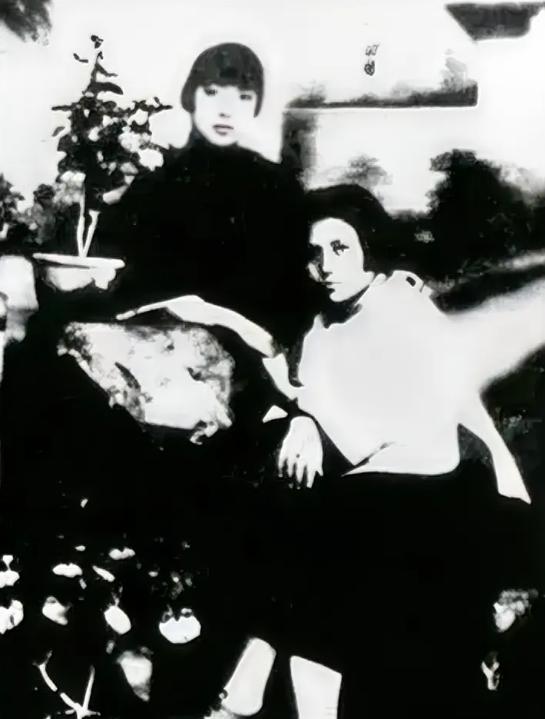 1938年，项英的妻子，历经长途跋涉，终于找到了项英，谁知项英却拔出手枪，怒道：