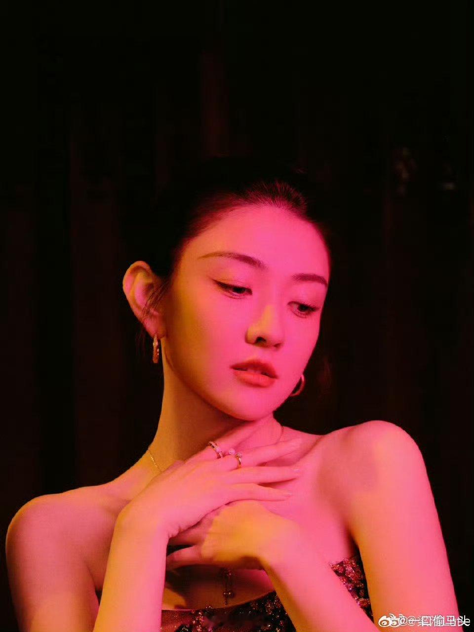 梁洁大光明露额发型把五官优势拉满，又飒又媚的女王气场快溢出屏幕，这美貌暴击来得猝