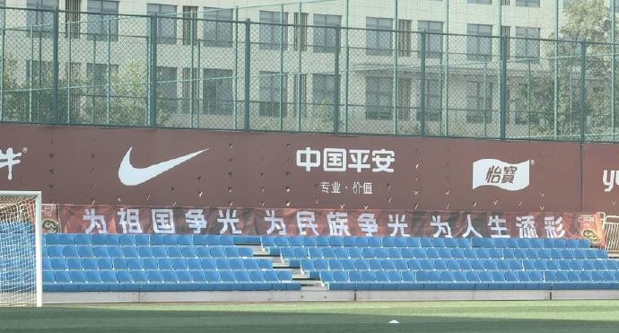 今天，由久尔杰维奇代理的新一期国足在大连开始了集训，在训练场上，出现了新的标语鼓