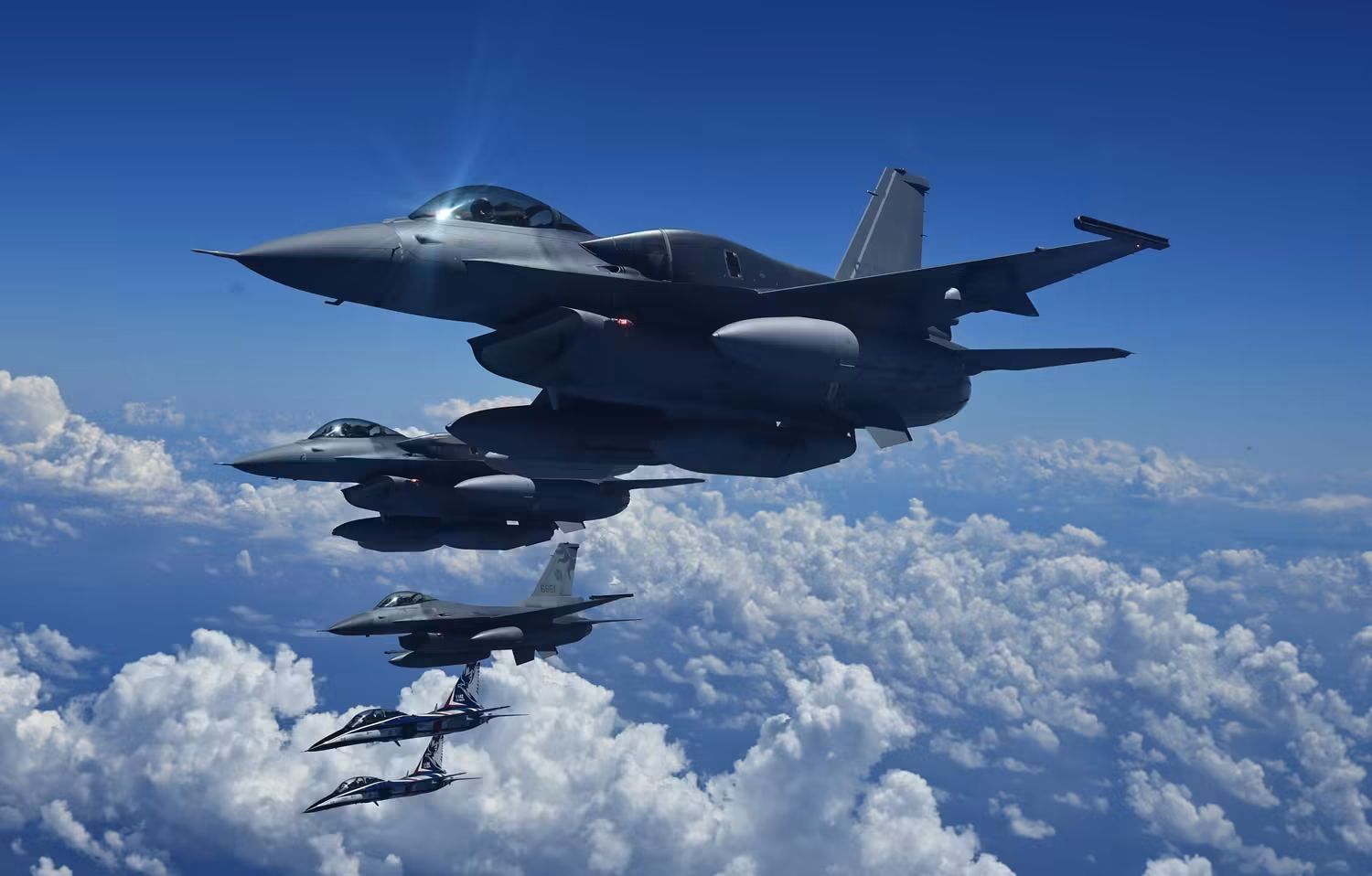 中国台湾F-16V/blk70空对空，伴飞的是升级到F-16V标准的F-16A